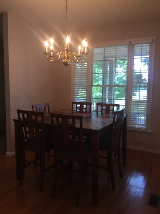 Building Photo - 3 Bedroom house in walking distance to Lake Robinson!