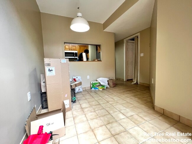 Building Photo - 152 Kelton St