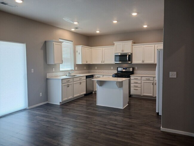 Foto del edificio - $500 OFF 1st months rent! Beautiful 2-Bedroom Home located in Redmond Oregon.