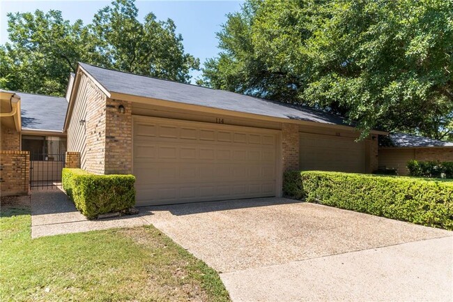 Building Photo - 7211 Lakewood Dr
