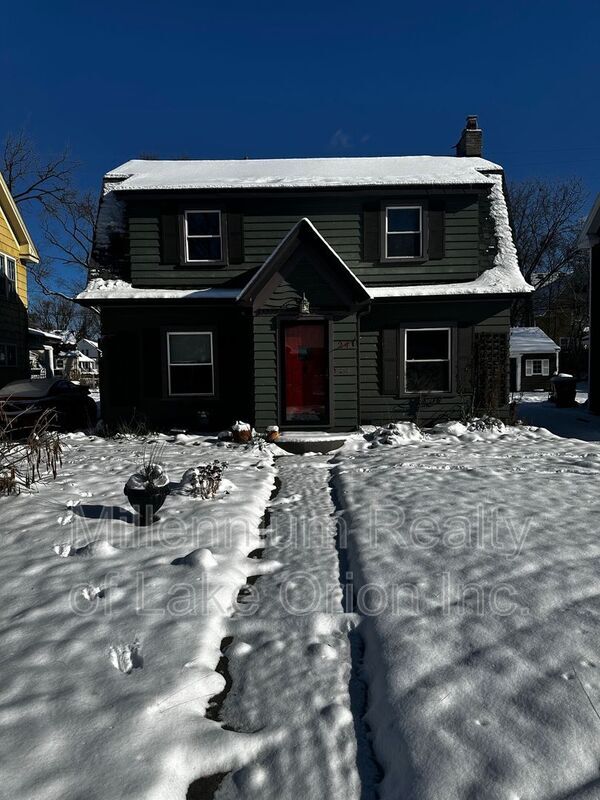 Primary Photo - 24 Utica Rd