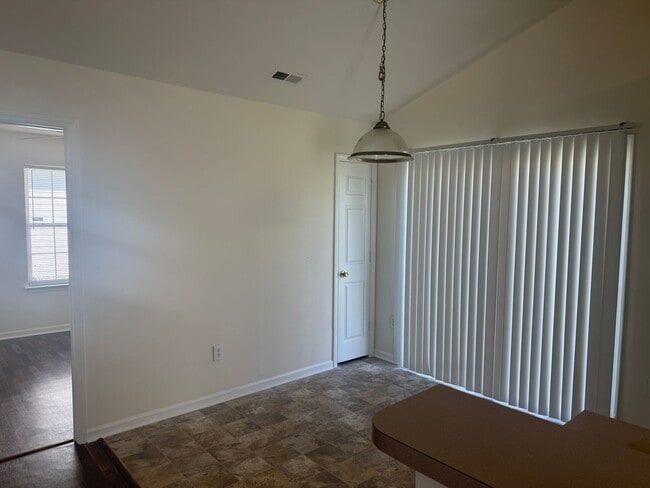 Building Photo - Lovely Three Bedroom Home In The Summerville Neighborhood!