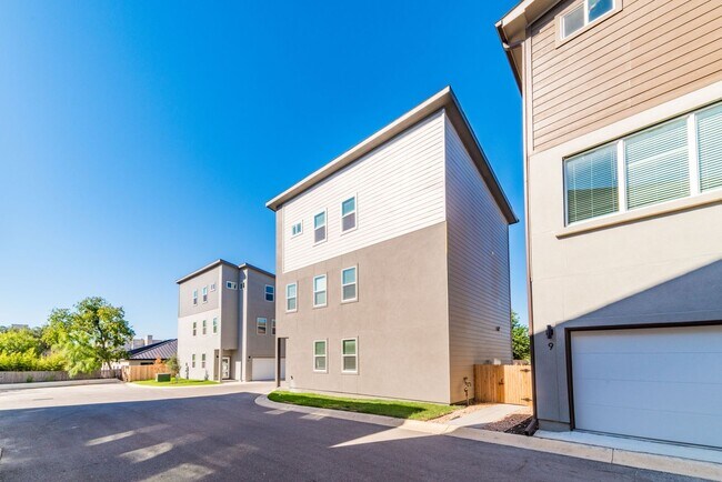 Building Photo - LUXURY ALAMO HEIGHTS TOWNHOME
