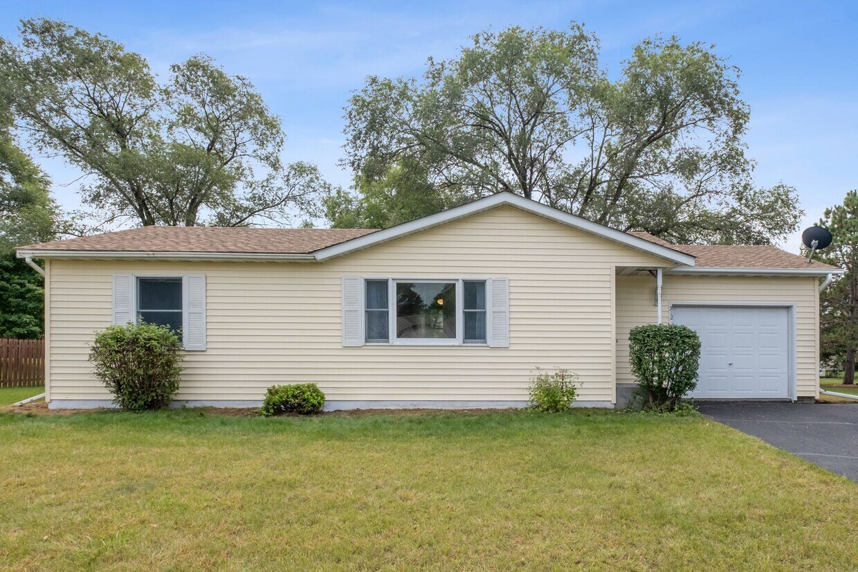 Primary Photo - Great Single Family Home in North Hudson