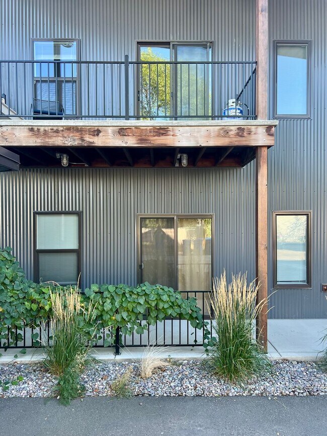 Foto del edificio - 1270 S Grant St