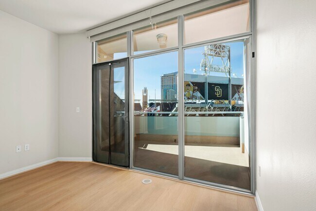 Foto del edificio - Beautiful Condo Right Across from Petco Park!
