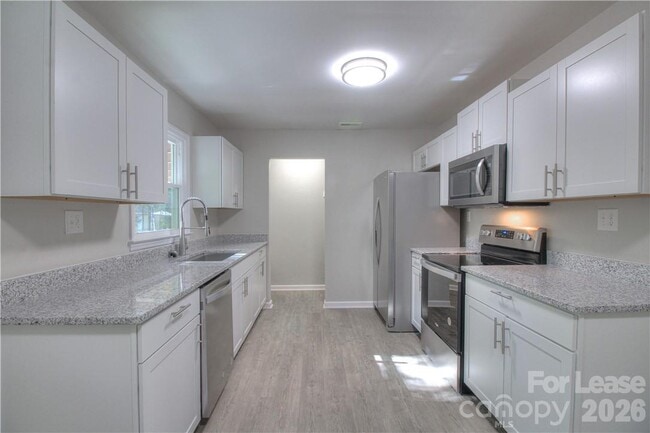 Building Photo - 1300 Sharon Dr