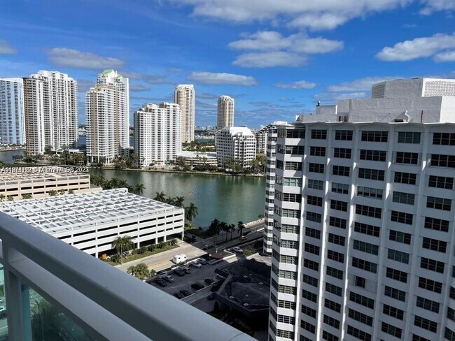Building Photo - 950 Brickell Bay Dr