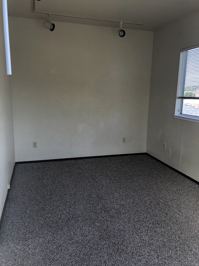 Building Photo - 450 Hilby Ave