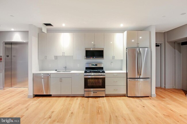 Building Photo - Luxurious 5-Bedroom Unit in Mt Vernon Square