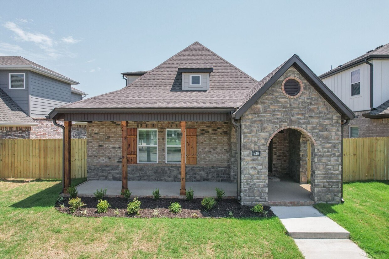 Foto principal - 4 bedroom 3.5 bath home!