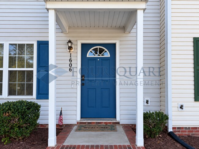 Building Photo - Inviting Townhome with En-Suite Secondary Bedroom, Back Patio & Community Pool – Raleigh Location