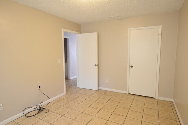 Building Photo - 341 S Osceola St