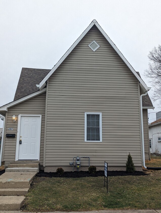 Primary Photo - 207 W South St