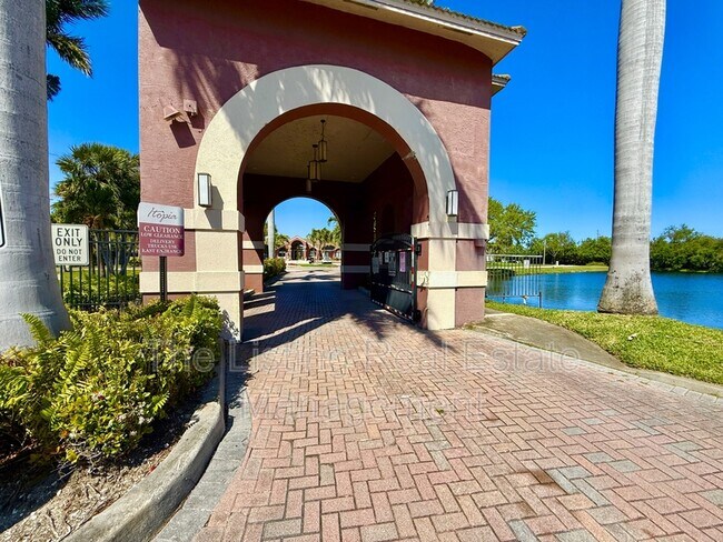 Foto del edificio - 10263 Gandy Blvd N