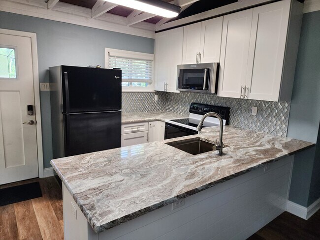 Foto del edificio - 6595 Collier Rd