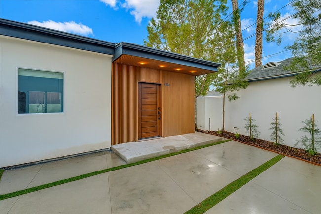 Foto del edificio - 22136 Gilmore St