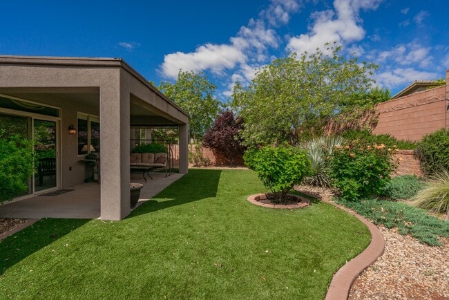 Building Photo - Fully Furnished 3 Bedroom Home In Coral Canyon With Community Amenities