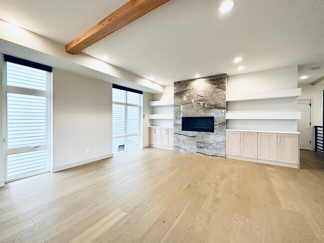 Building Photo - Beautiful Bed 5, Bath 4, home!