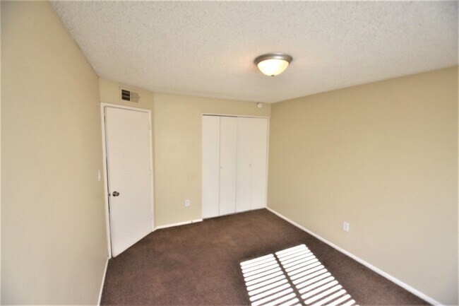 Foto del edificio - 7401 W Cypress St