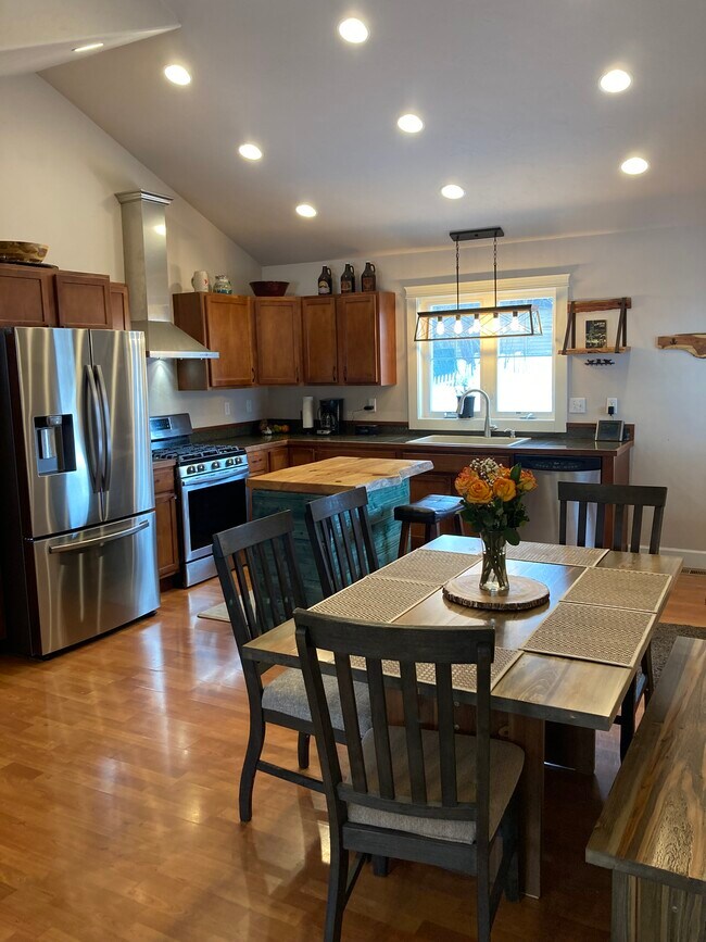 Building Photo - 527 La Brie Dr