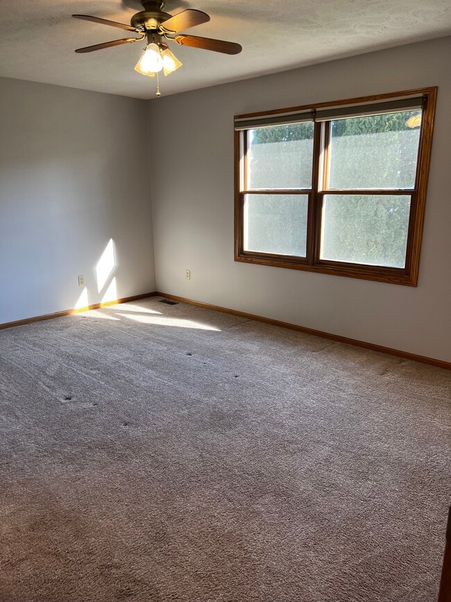 Building Photo - 1129 Golf Ct