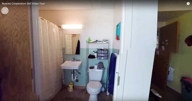 Baño privado - 1905 Nueces St