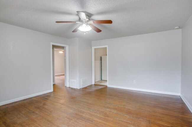 Foto del edificio - Pre-Leasing for July!