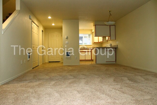 Building Photo - Tualatin Woods 2 Bedroom Townhome