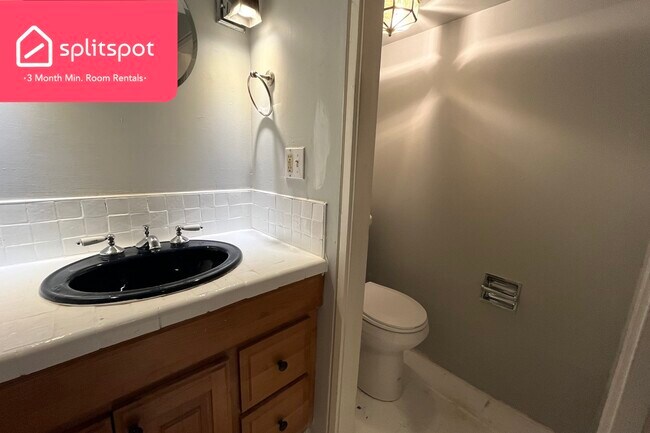 Building Photo - Private room in 1 bedroom Washington Apart...