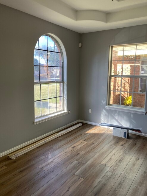 Building Photo - 910 English Ave