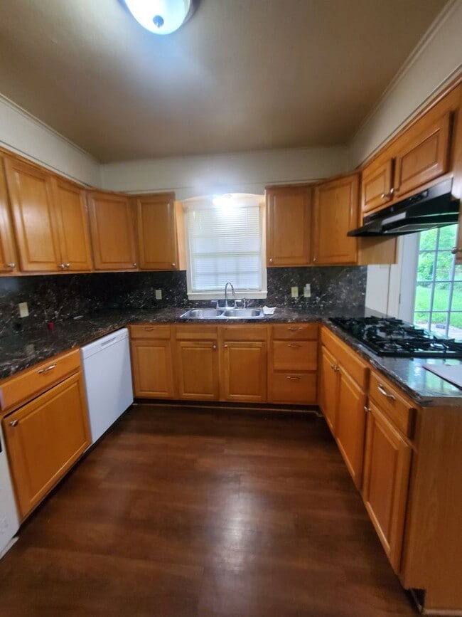 Building Photo - 3 bedroom 1 bathroom in Shady Grove *$300 ...