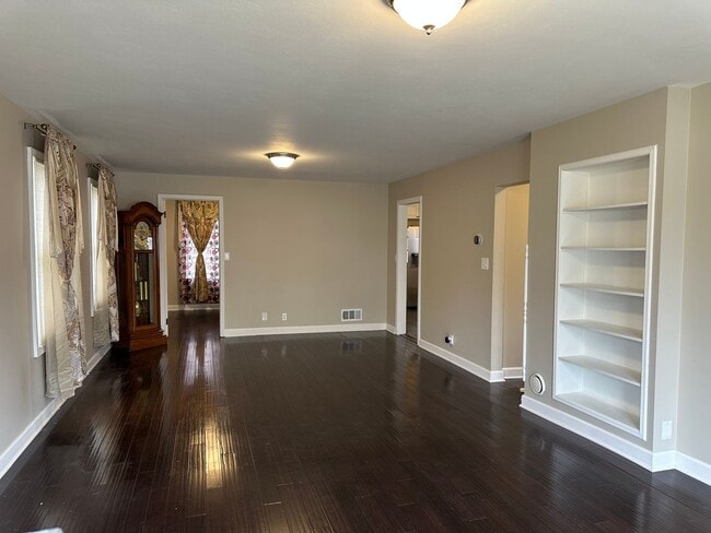 Building Photo - 110 N High St