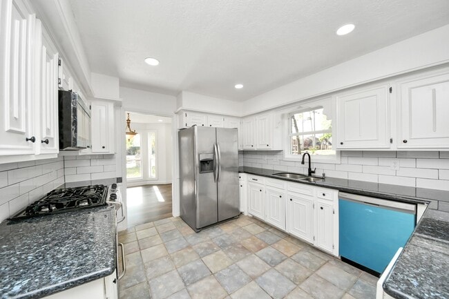 Building Photo - 616 S Rivershire Dr