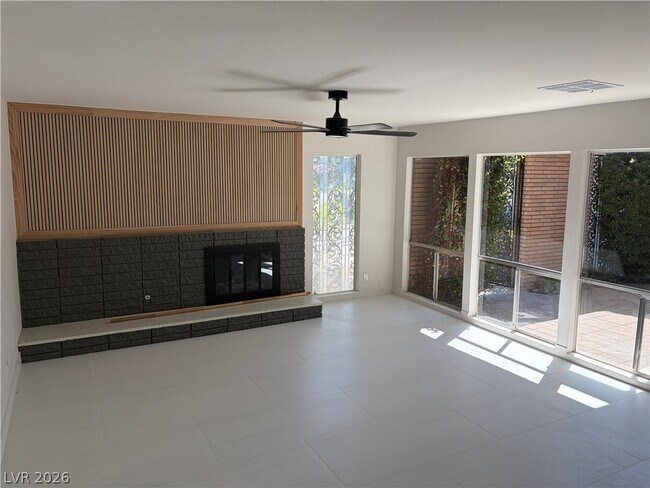 Foto del edificio - 3833 S Eastern Ave