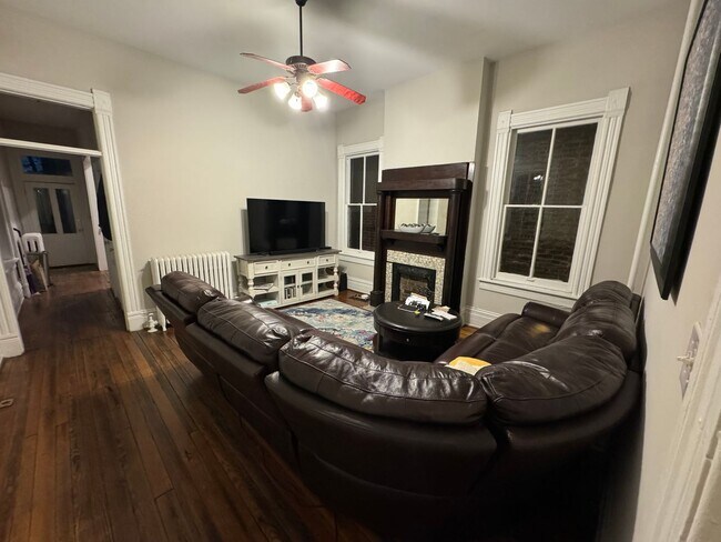 Building Photo - Beautiful 4 Bedroom & 3 Bathroom Home / Av...