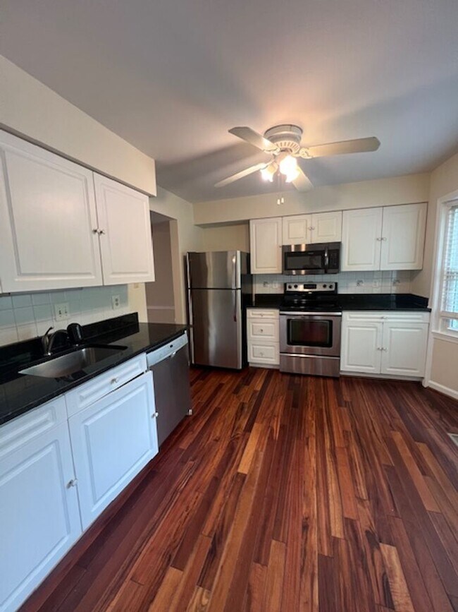 Foto del edificio - NICE TOWNHOME IN MONTGOMERY VILLAGE WITH F...