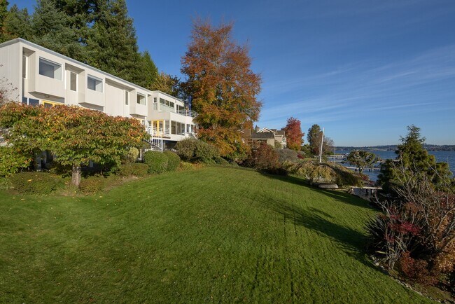 Building Photo - Beautiful  Waterfront 5 Bed 3.5 Bath  Home...