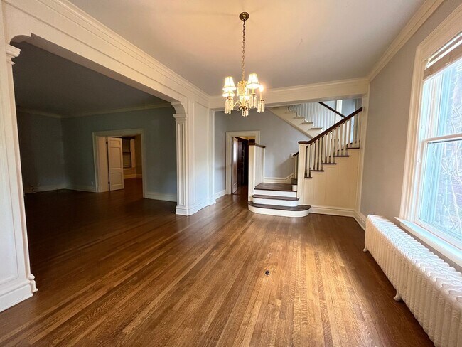 Foto del edificio - Central Gardens home with 4BR/2ba up w office/flex space. Wrap around, covered front porch! Pets ...