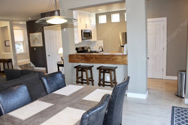 Foto del edificio - Furnished 2 BR home in Old Mill district