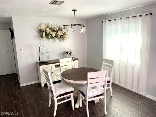 Foto del edificio - 235 Cypress Way W