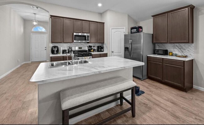 Foto del edificio - 689 Forest Bend Ln