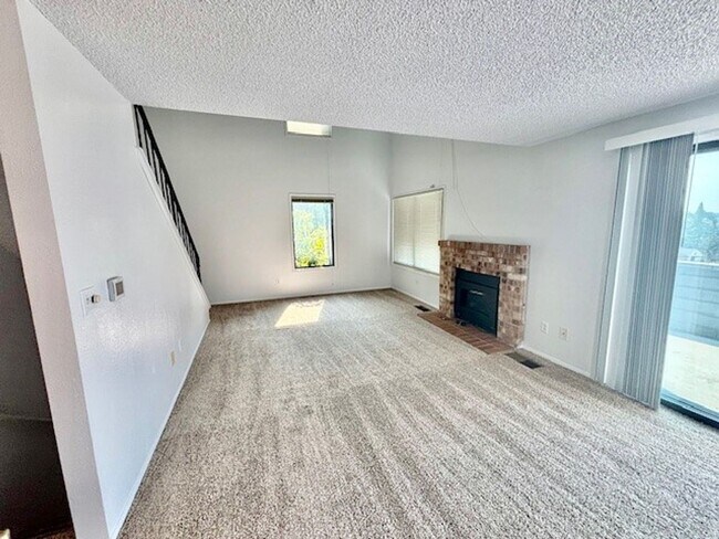 Foto del edificio - DES MOINES CONDO WITH PEEK-A-BOO SOUND VIEWS & PRIVATE GARAGE!