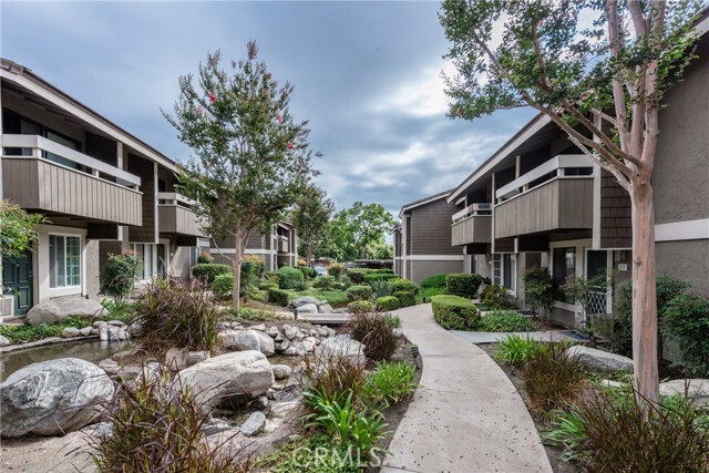 Building Photo - 320 Streamwood