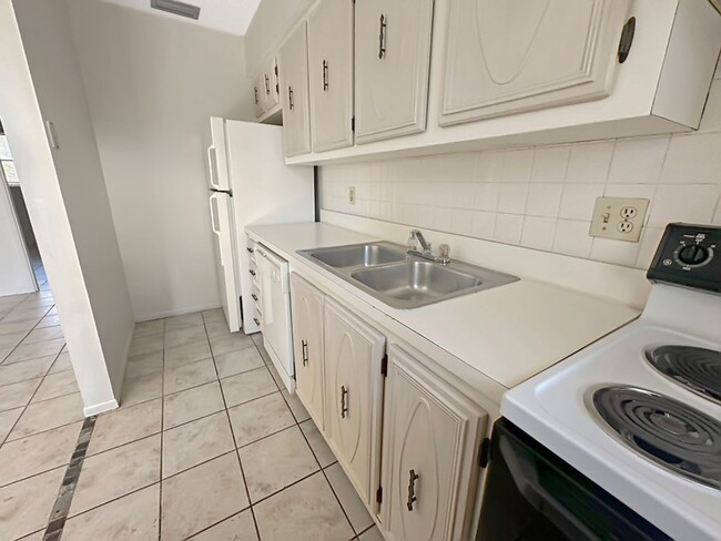 Foto del edificio - Comfortable 1BR Condo in Small, Quiet Comm...