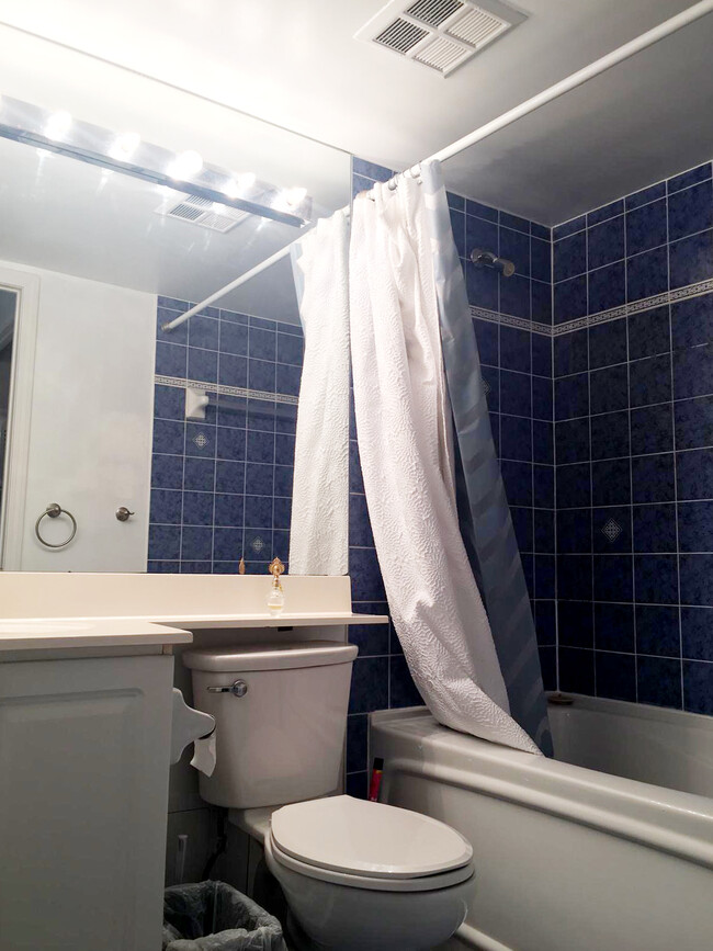 Bathroom - 909 Bay St