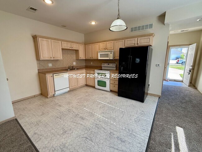 Foto del edificio - Highly Desired 3 Bd End Unit For Lease