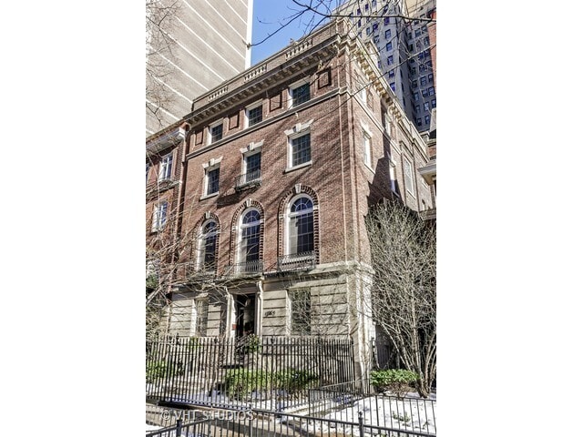 Primary Photo - 1505 N Astor St