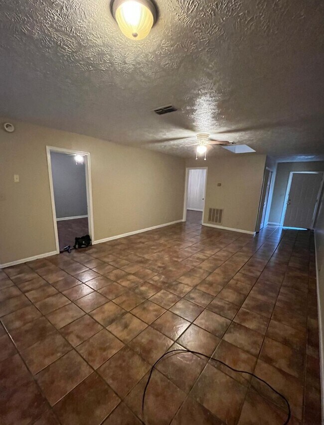 Building Photo - Single Duplex House