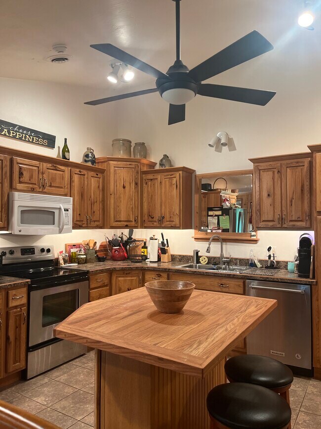 Foto del edificio - 115 Saint Clair Ct